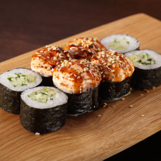 Запеченный ролл с лососем