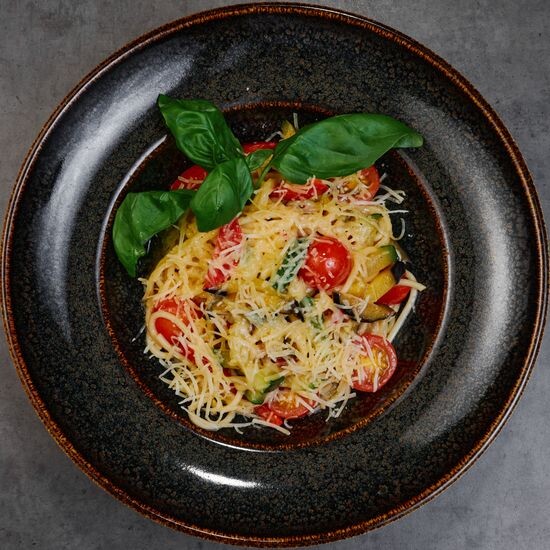 Паста с овощами, твердым сыром и оливковым маслом