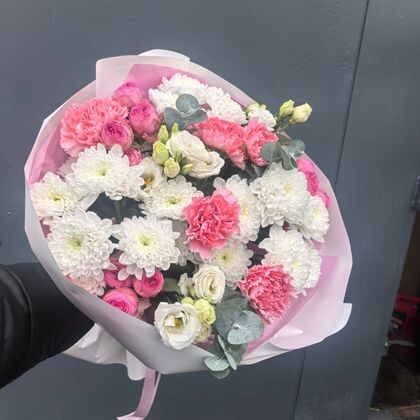 Букет 265 с хризантемой Алтай, диантусами и кустовой Жизель