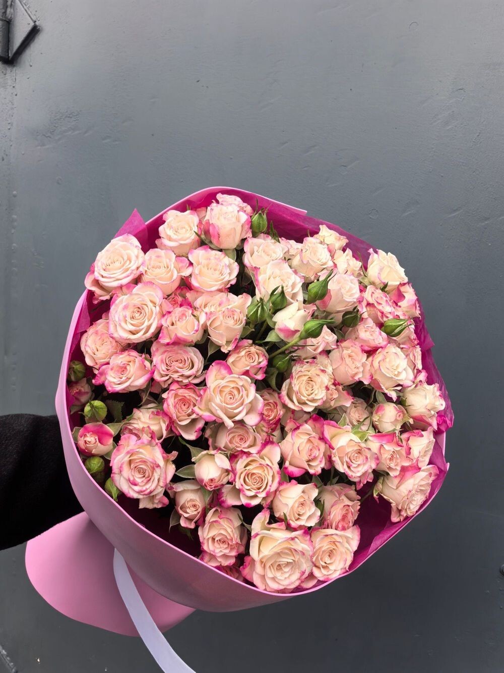 Букет из 15 кустовых роз рефлекс в розовом фоамиране