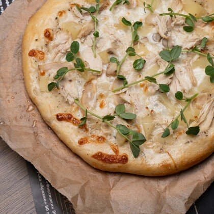 Пицца с ананасами