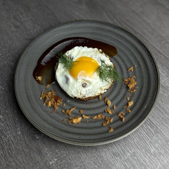 Бифштекс с яйцом и соусом виски-барбекю