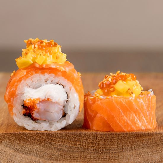 Ролл с лососем, креветкой и манго