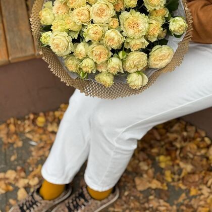 9 кустовых пионовидных роз Саммер Роуз в крафтовом оформлении