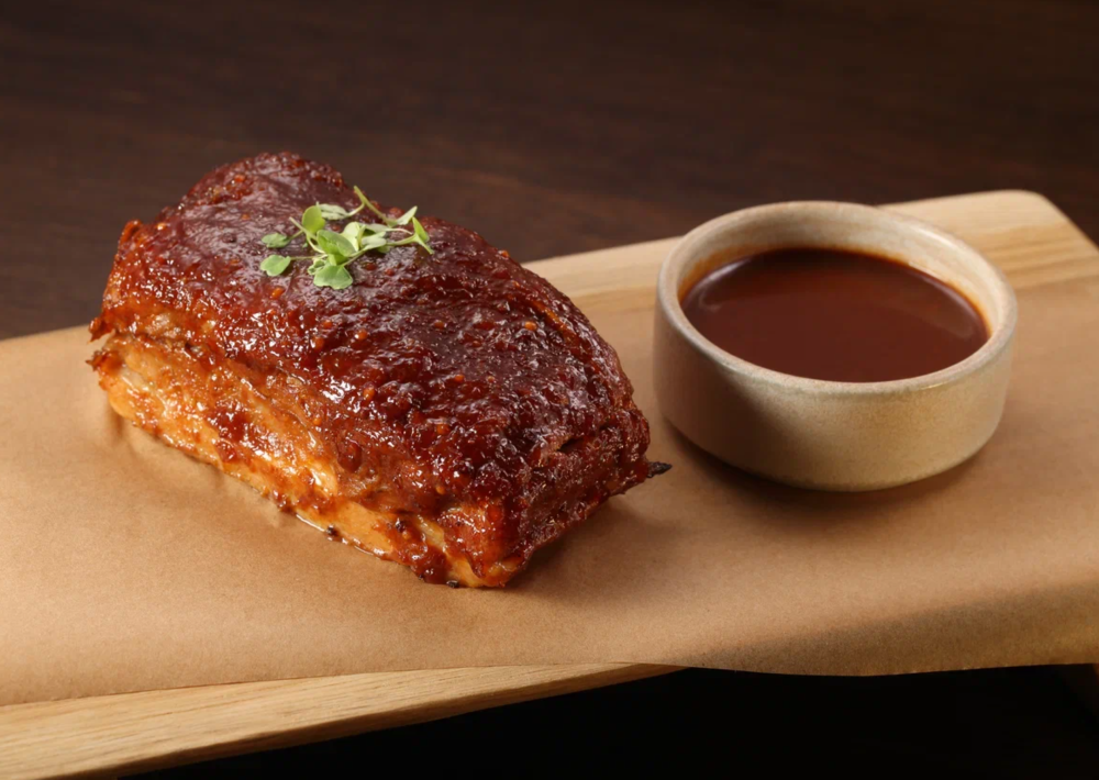 Ребра свиные в пряной глазури с розмарином и чесночным соусом