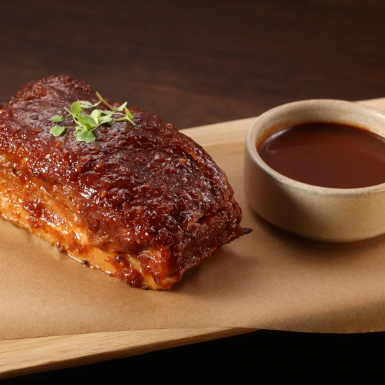 Ребра свиные в пряной глазури с розмарином и чесночным соусом