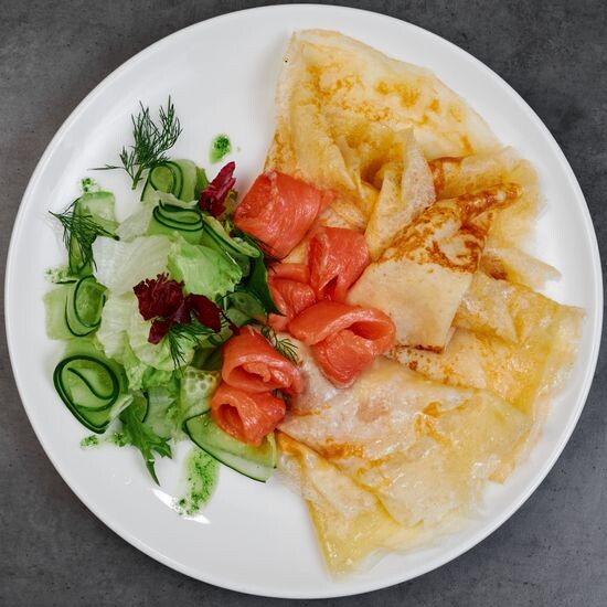 Завтрак «Блины с сёмгой и зеленым салатом»