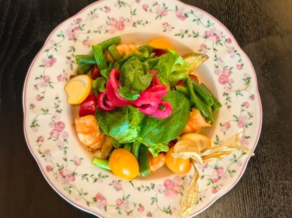 Салат с креветками и муссом из тунца