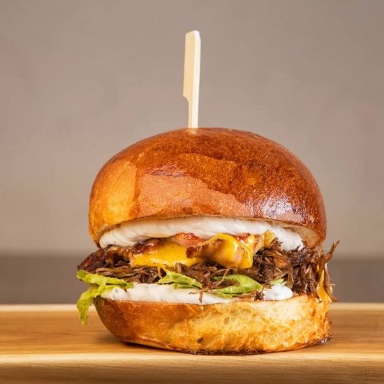 Бургер с уткой конфи и соусом кунжутный-чиа