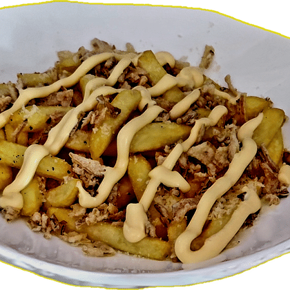 Картофель фри с жареным луком,  сыром пармезан и соусом на выбор сырный или грибной
