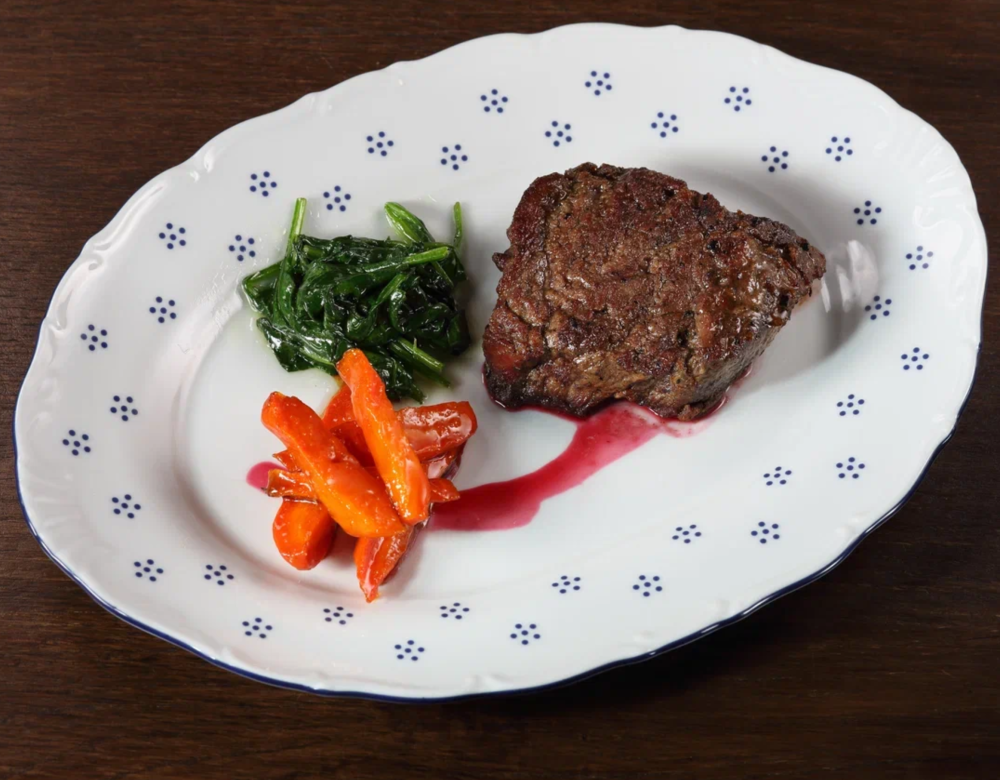 Миньон с малиновым соусом и карамелизированной морковью ДОСТАВКА