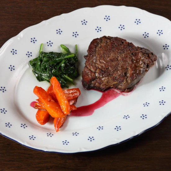 Миньон с малиновым соусом и карамелизированной морковью ДОСТАВКА