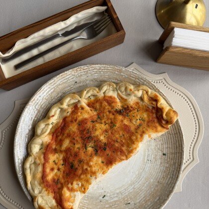 Пицца кольцоне с ветчиной и томатами