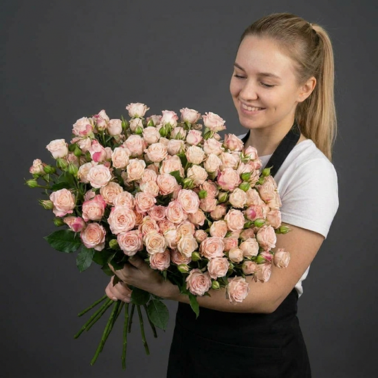 51 куст. роз (бело-розовые) с лентой