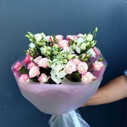 Букет 6 кустовых роз рефлекс + 5 белых эустом с оформлением