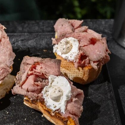 Брускетта с ростбифом