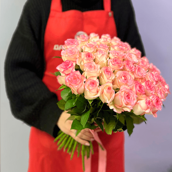 51 бело-розовая роза 40 см с лентой