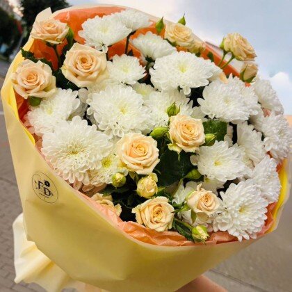 Хризантема и кустовая роза