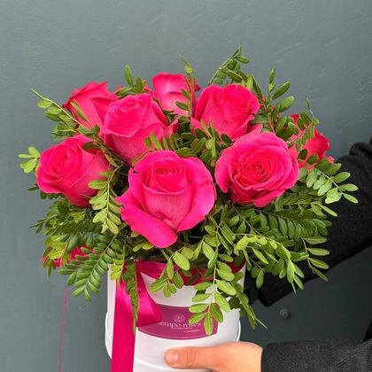 Коробка с малиновыми розами и зеленью (шляпная)