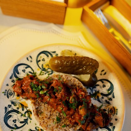 Гуляш из говядины с гречкой и бочковым огурчиком