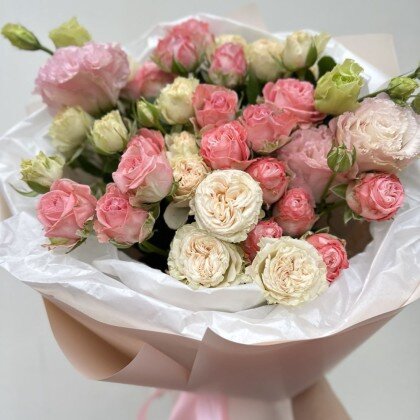 Букет с эустомой и кустовой розой