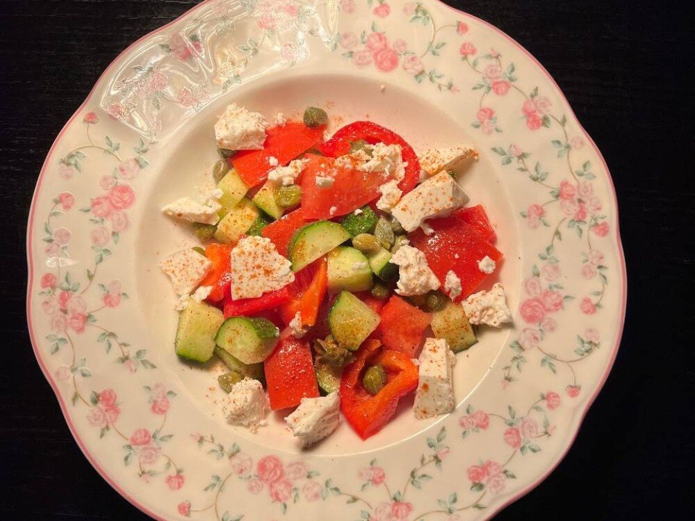 Салат овощной с сыром фета и каперсами