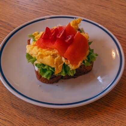 Скрэмбл тост с лососем