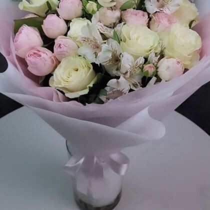 Букет 440 с кустовой Мэнсфилд, белыми розами и альстромерией