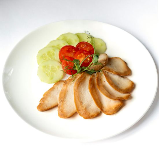 Филе цыпленка су-вид со свежими овощами