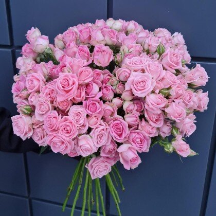Букет розовых кустовых роз