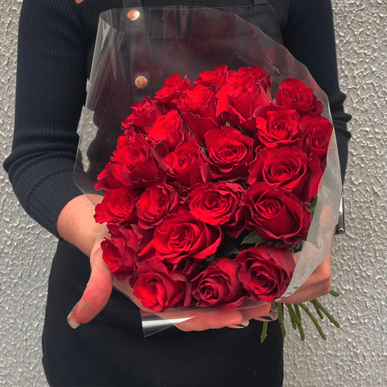 25 роз (красные 40 см) в пачке