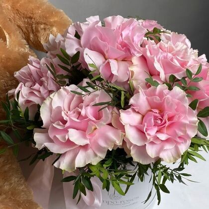 Коробка с розовыми французскими розами (шляпная)