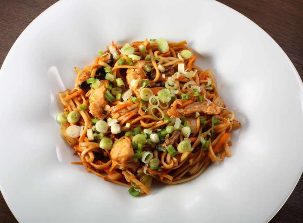 Удон в чесночном соусе с куриным филе