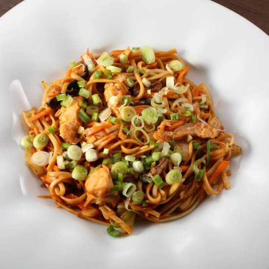 Удон в чесночном соусе с куриным филе