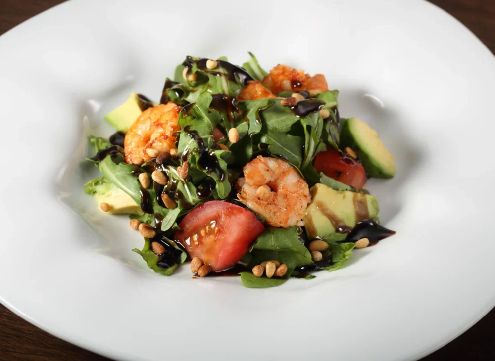 Салат с креветкой и кедровым орехом