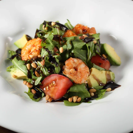 Салат с креветкой и кедровым орехом