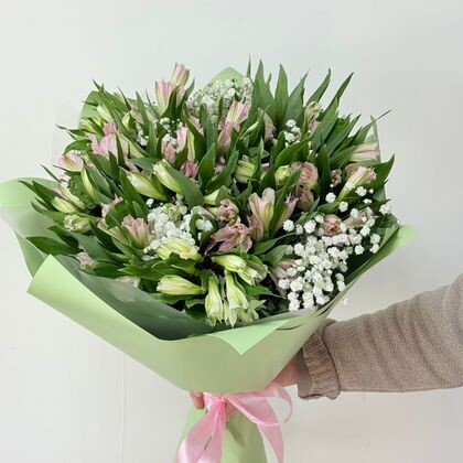Букет из розовой альстромерии и белой гипсофиллы
