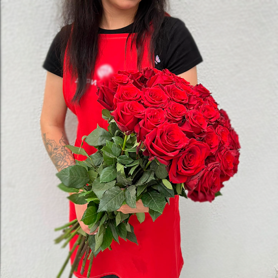 35 красных роз 60 см с лентой (э)