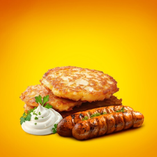 Драники со сметаной и колбасками BBQ