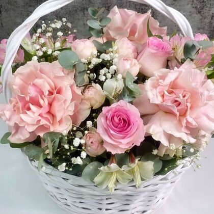 Корзина с французскими и пионовидными розами
