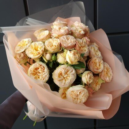 Букет пудровых пионовидных роз