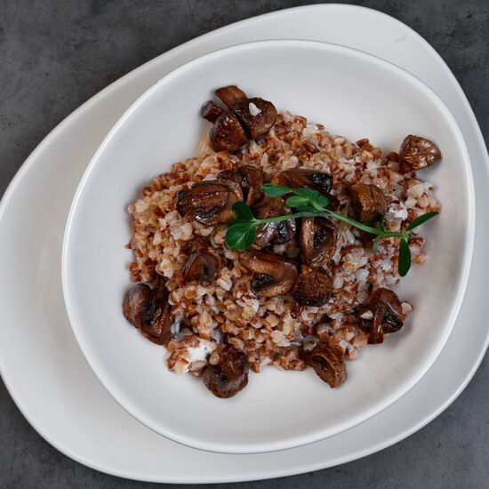 Завтрак «Каша гречневая с грибами и сыром»