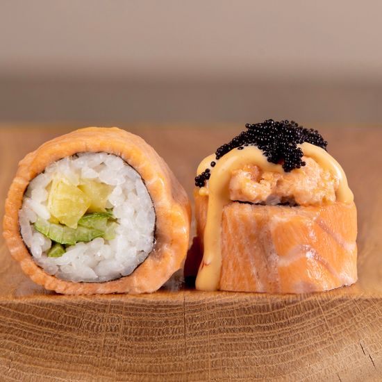 Запеченный ролл с лососем и такуаном