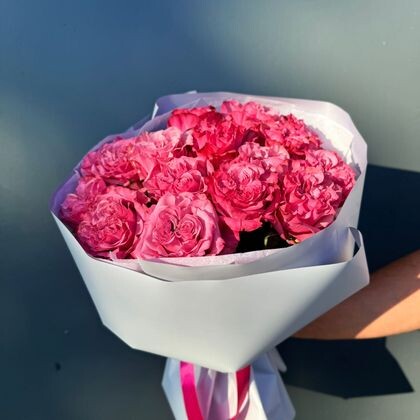 Букет из 15 пионовидных роз Country Blues с оформлением