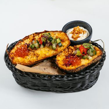 Большой картофель на углях с икрой и малосольным огурцом