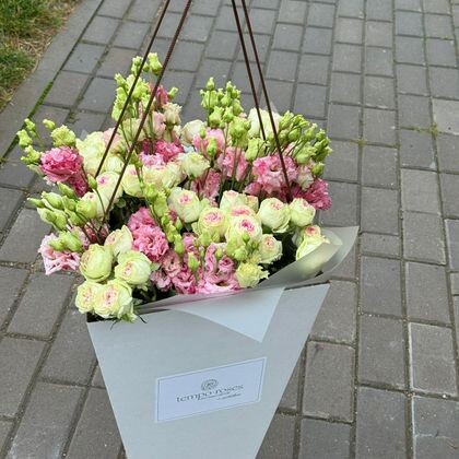 Коробка с аква боксом из кустовых пионовидных роз Джелато с розовой эустомой