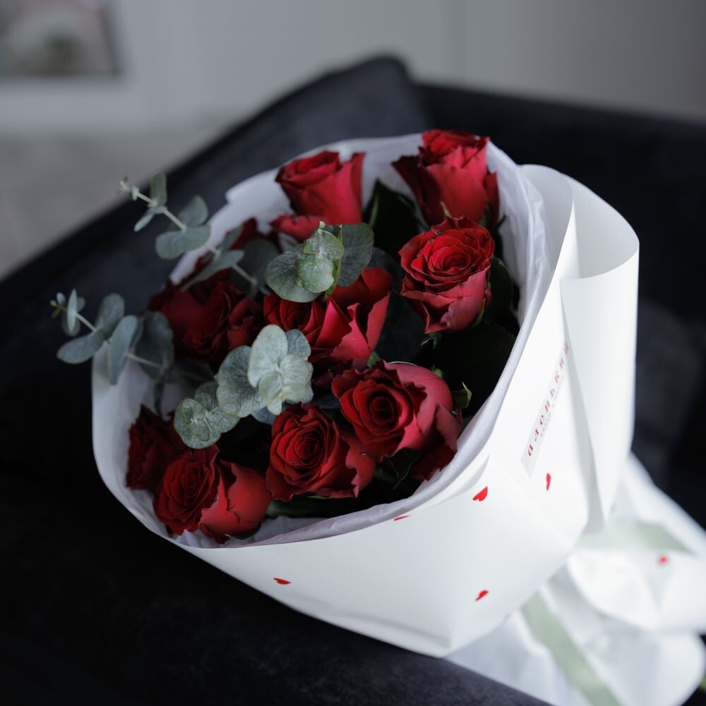 Букет 11 роз с эвкалиптом