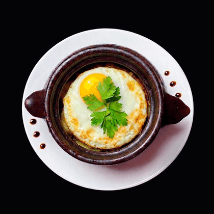 С беконом и яйцом
