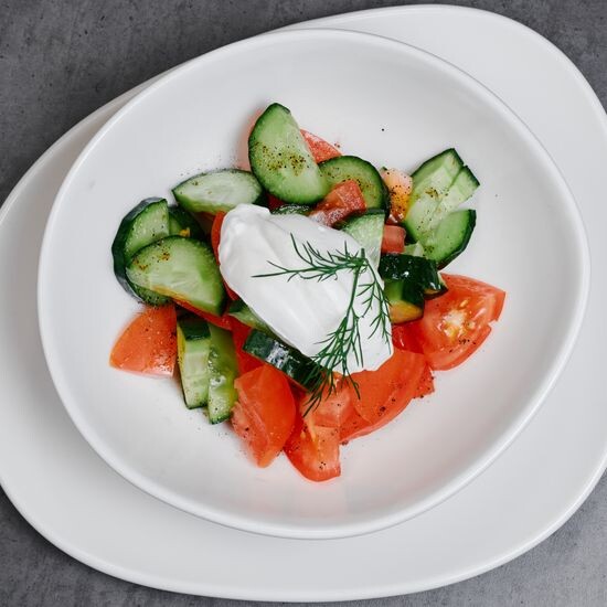 Салат Из свежих овощей со сметаной