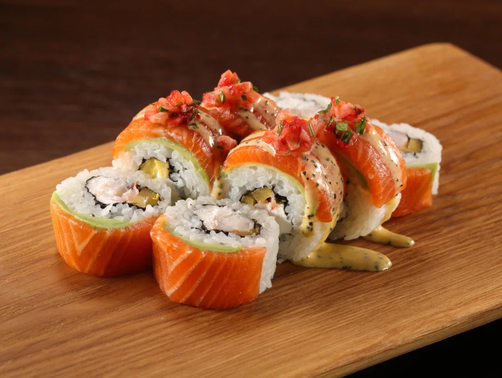 Ролл с креветкой, авокадо и сальсой из клубники и манго ДОСТАВКА